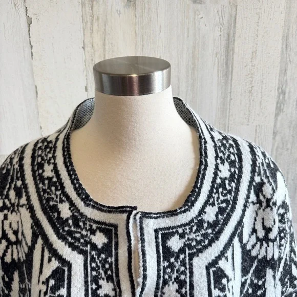NWTs Elegant Black and White Floral Cardigan Size Medium - Picture 3 of 9